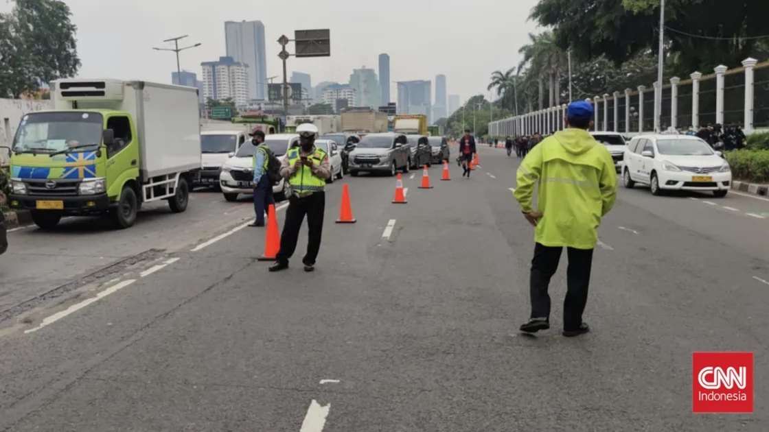 Truk Tabrakan di Depan DPR, Muatan Tumpah ke Jalanan