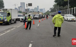 Truk Tabrakan di Depan DPR, Muatan Tumpah ke Jalanan
