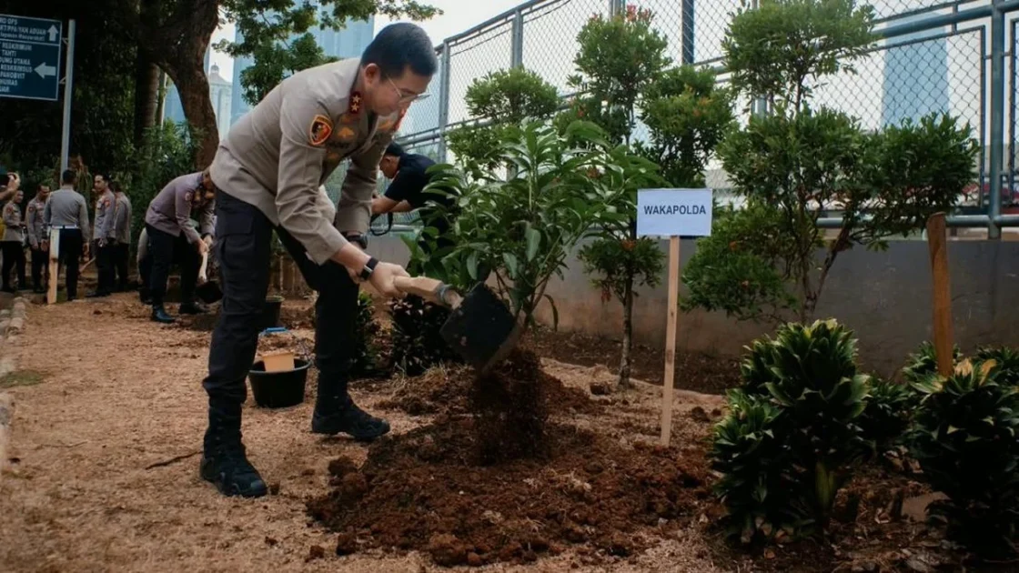 Polda Metro Tanam Pohon Dukung Program Green Policing