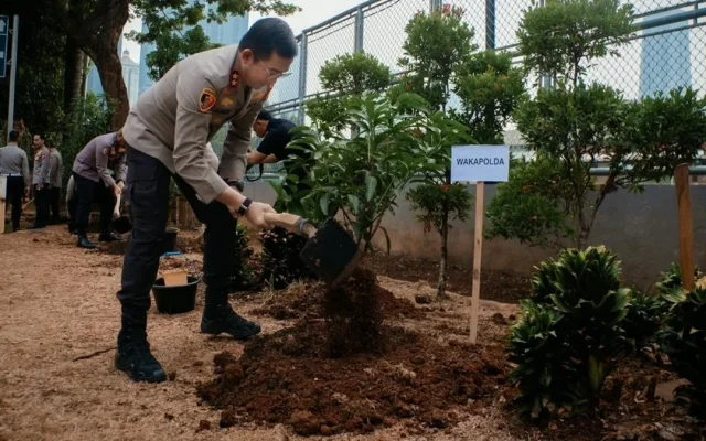 Polda Metro Tanam Pohon Dukung Program Green Policing