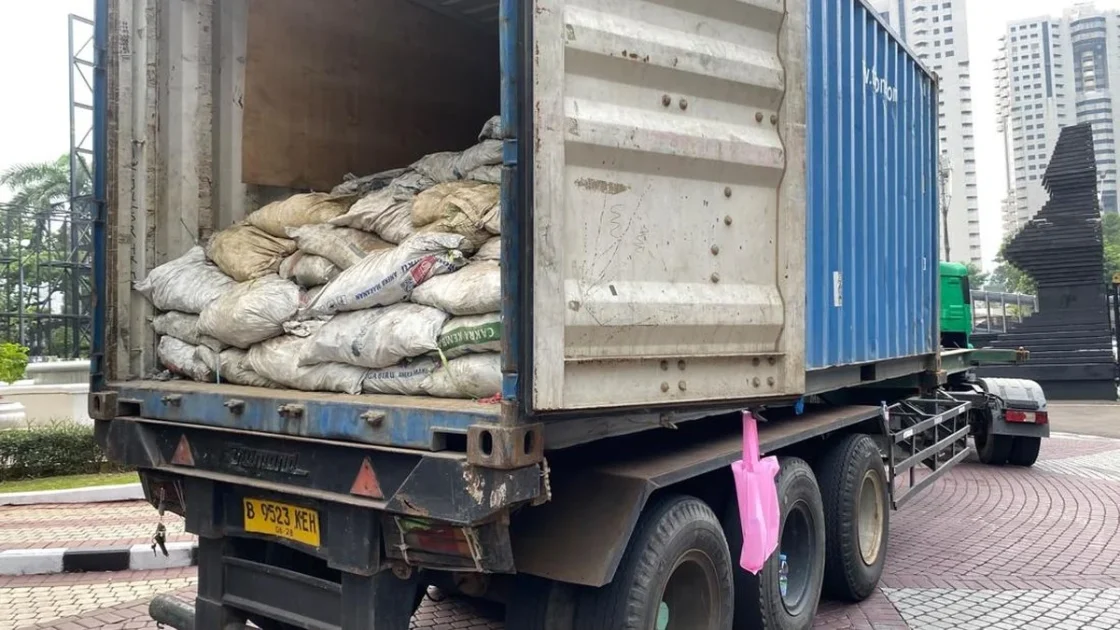 Polisi Bongkar 54 Ton Batu Galena Disamarkan Jadi Kemiri