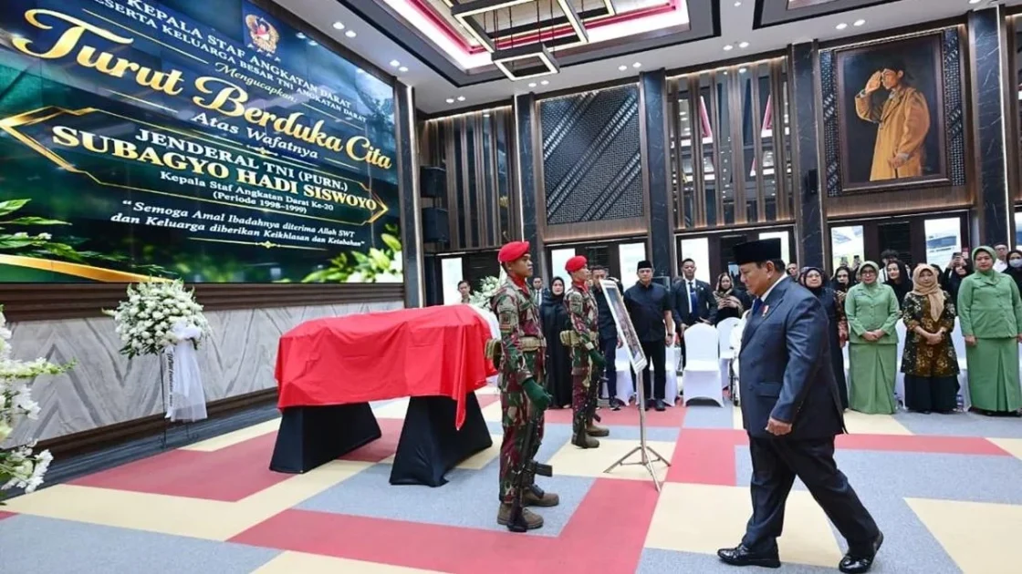 Prabowo Beri Penghormatan Terakhir ke Subagyo HS