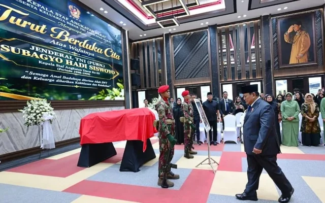 Prabowo Beri Penghormatan Terakhir ke Subagyo HS
