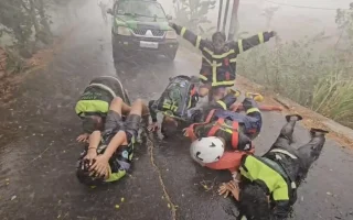Hujan Deras Guyur Martapura, Relawan Karhutla Sujud Syukur
