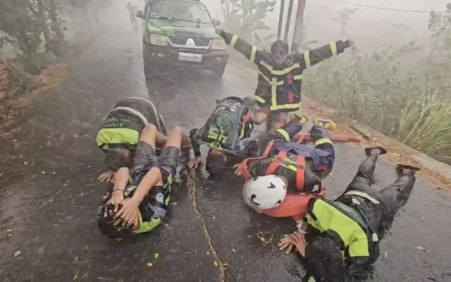 Hujan Deras Guyur Martapura, Relawan Karhutla Sujud Syukur