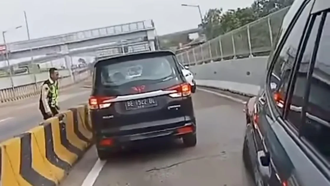 Mobil Lawan Arah di GT Ciledug Nyaris Tabrakan