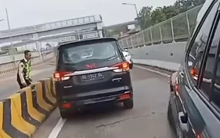 Mobil Lawan Arah di GT Ciledug Nyaris Tabrakan