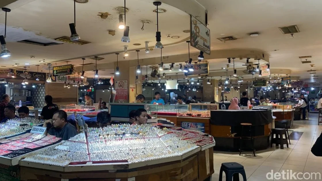Nasib Pedagang Batu Akik Jatinegara, Sepi Pembeli