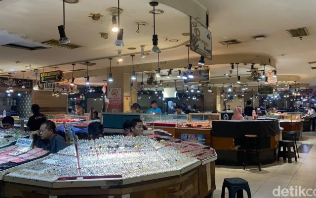 Nasib Pedagang Batu Akik Jatinegara, Sepi Pembeli