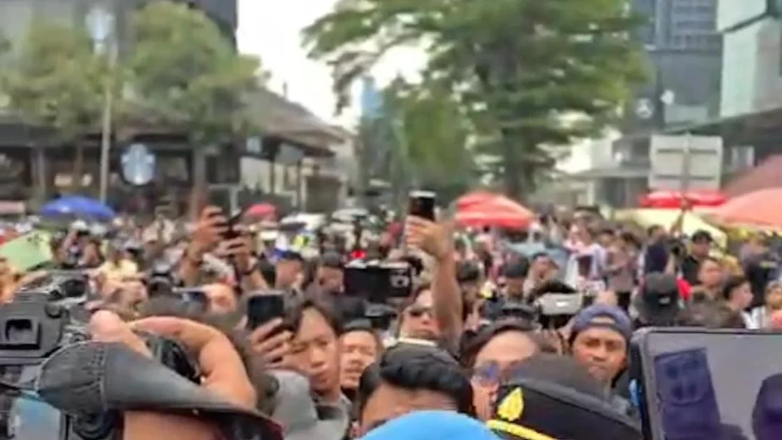 Aksi Unjuk Rasa Mahasiswa Warnai Bundaran HI dan Patung Kuda