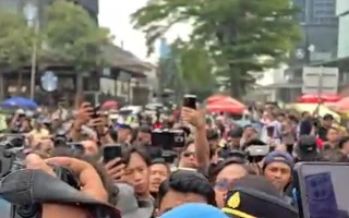 Aksi Unjuk Rasa Mahasiswa Warnai Bundaran HI dan Patung Kuda