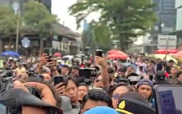 Aksi Unjuk Rasa Mahasiswa Warnai Bundaran HI dan Patung Kuda