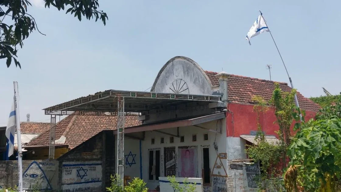 Warga Lamongan Kibarkan Bendera Israel dan Coret Tembok