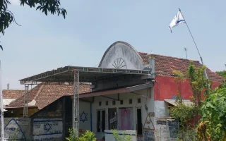 Warga Lamongan Kibarkan Bendera Israel dan Coret Tembok